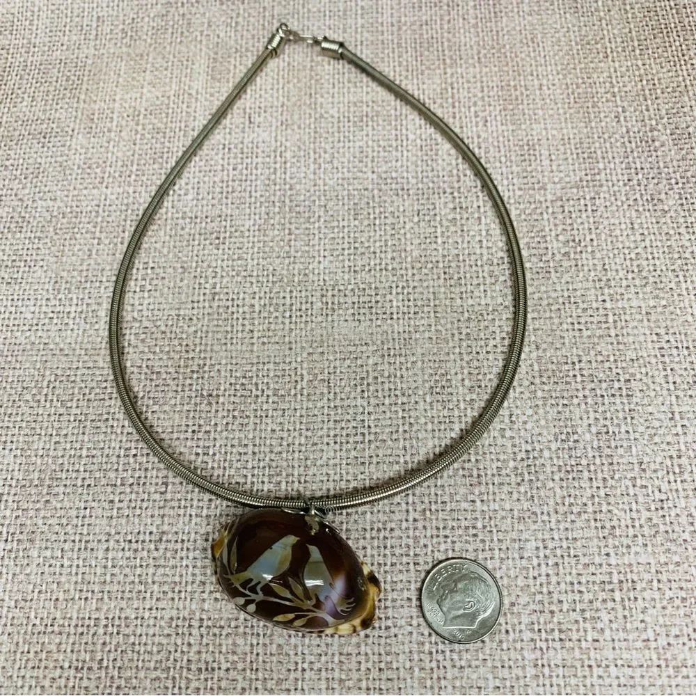 Silver Carved Birds On Shell Necklace‎